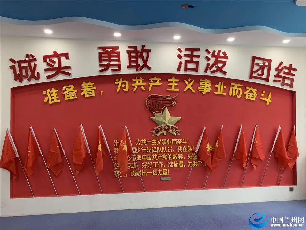 小兵吃了核弹研究员的配餐意外身亡，竟是潜伏的特务在肉中下毒